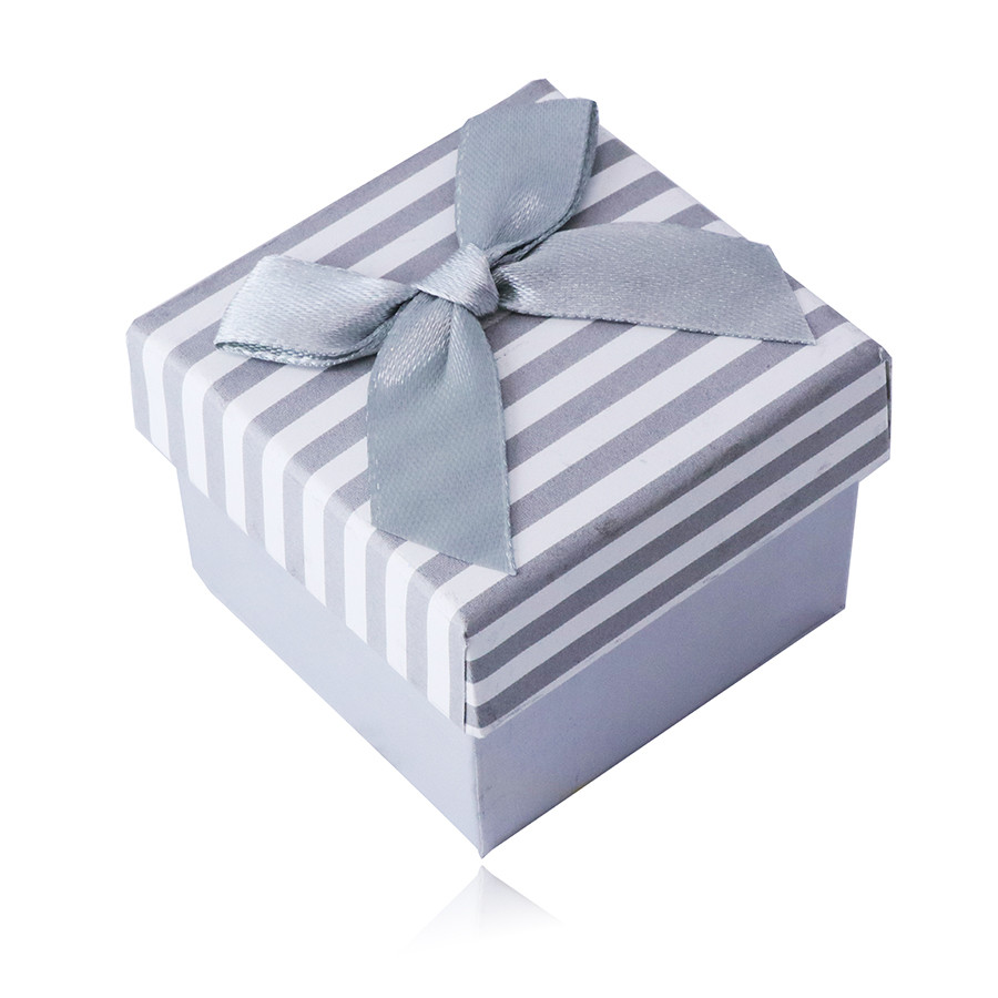 Bielo-sivá darčeková krabička na prsteň alebo náušnice - pásikavý vzor s mašličkou