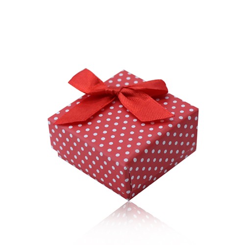 Červená darčeková krabička na prsteň alebo náušnice