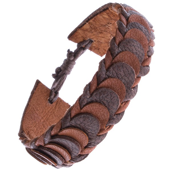 Hnedý kožený náramok z prekladaných lupienkových pásov